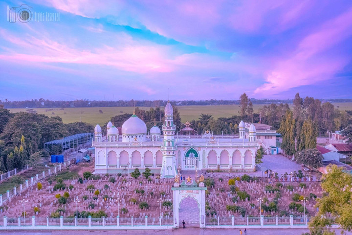Giữa miền Tây có một thánh đường Hồi giáo đẹp lung linh, lên hình là hết ý - 1