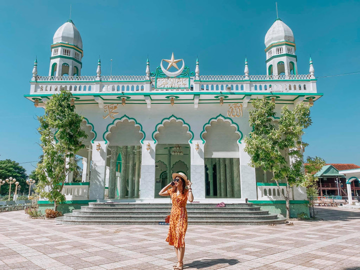 Giữa miền Tây có một thánh đường Hồi giáo đẹp lung linh, lên hình là hết ý - 10