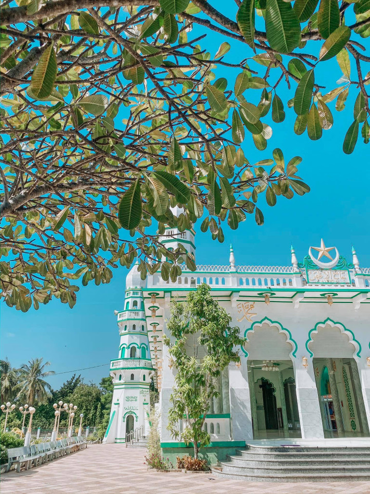Giữa miền Tây có một thánh đường Hồi giáo đẹp lung linh, lên hình là hết ý - 8