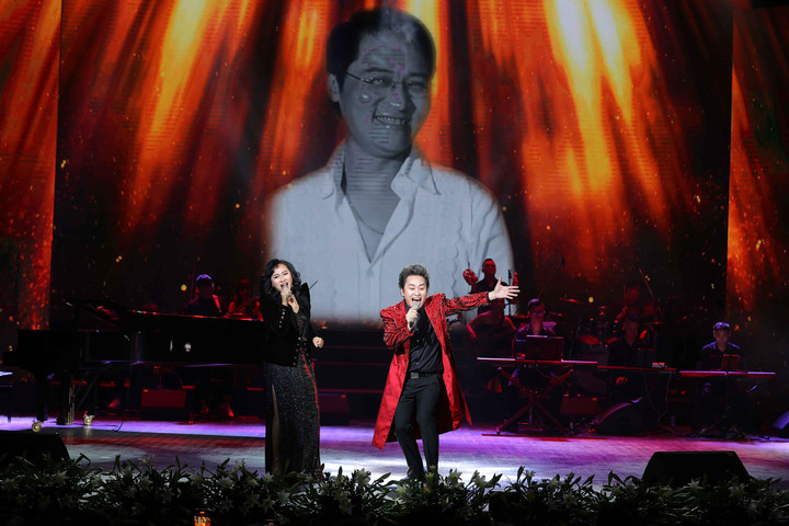 Tùng Dương hát live 'Ngày chưa giông bão', khán giả cổ vũ nồng nhiệt - 5