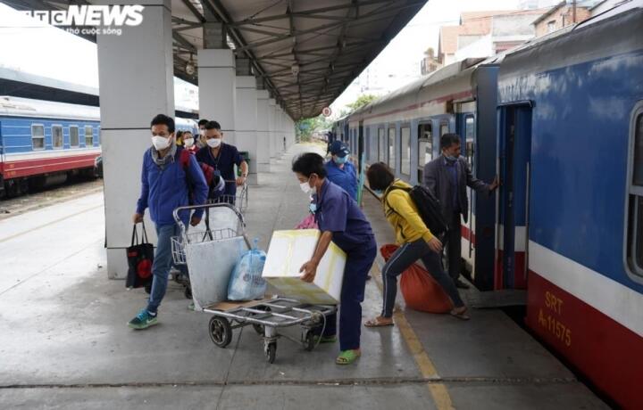 'Cháy' vé dịp nghỉ lễ 30/4 - 1/5, đường sắt tăng chuyến phục vụ hành khách - 2