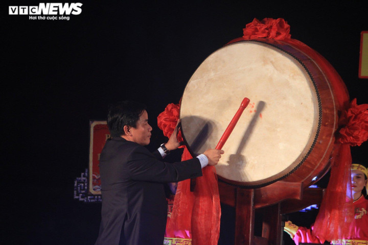 Ảnh: Nghìn người chen nhau ngắm phố đêm Hoàng thành Huế - 3