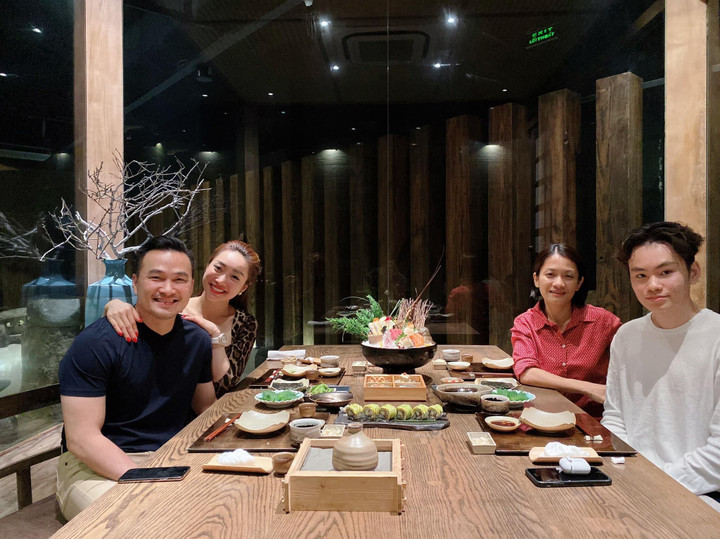 Vợ cũ vợ mới ngồi chung mâm và lối ứng xử văn minh trong gia đình 2 nghệ sĩ Việt - 4