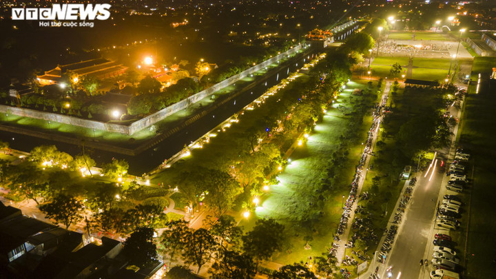 Ảnh: Nghìn người chen nhau ngắm phố đêm Hoàng thành Huế - 15