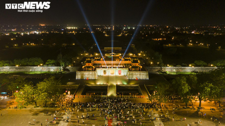 Ảnh: Nghìn người chen nhau ngắm phố đêm Hoàng thành Huế - 2