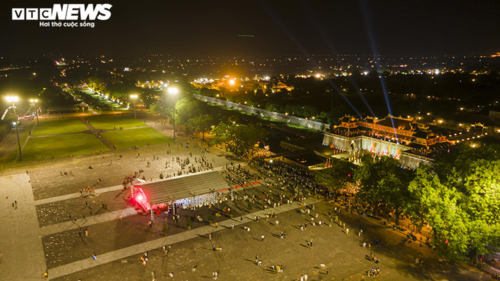 Ảnh: Nghìn người chen nhau ngắm phố đêm Hoàng thành Huế - 6