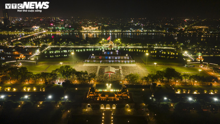 Ảnh: Nghìn người chen nhau ngắm phố đêm Hoàng thành Huế - 1