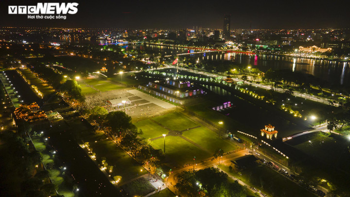 Ảnh: Nghìn người chen nhau ngắm phố đêm Hoàng thành Huế - 16