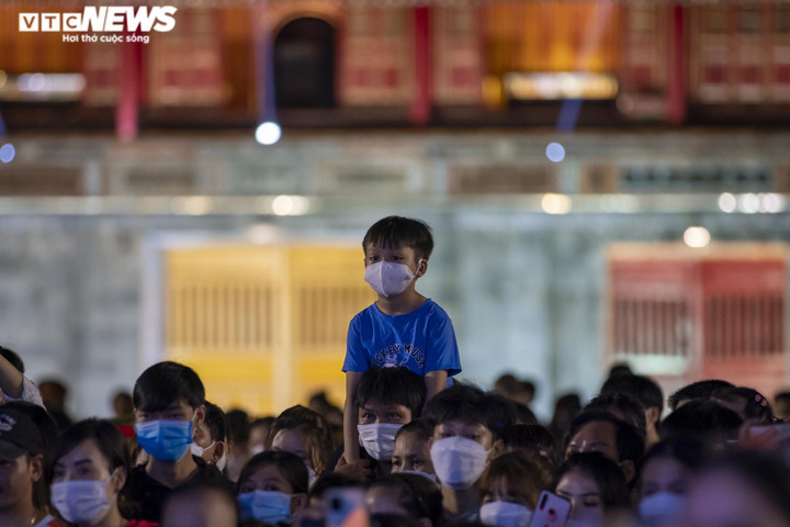 Ảnh: Nghìn người chen nhau ngắm phố đêm Hoàng thành Huế - 4