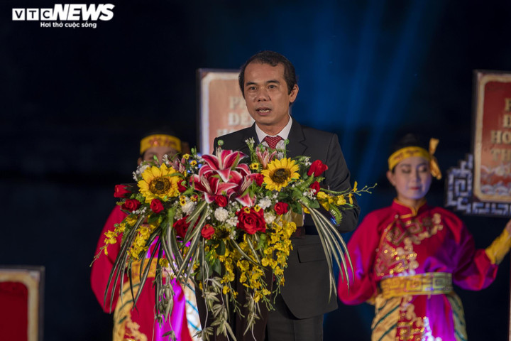 Ảnh: Nghìn người chen nhau ngắm phố đêm Hoàng thành Huế - 14