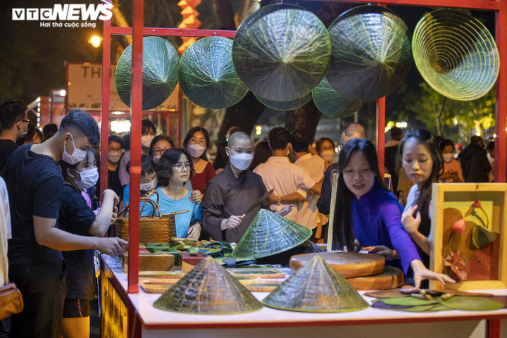 Ảnh: Nghìn người chen nhau ngắm phố đêm Hoàng thành Huế - 5