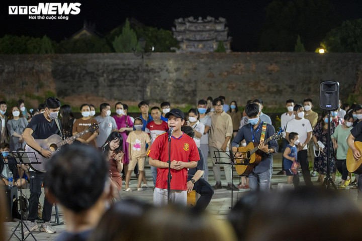 Ảnh: Nghìn người chen nhau ngắm phố đêm Hoàng thành Huế - 12