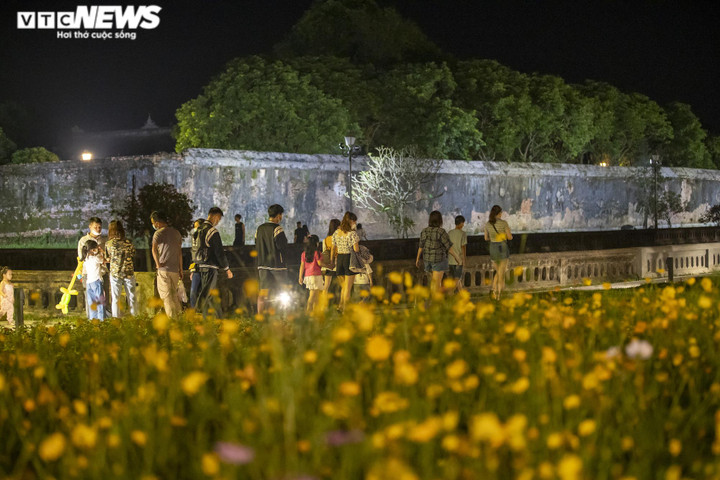 Ảnh: Nghìn người chen nhau ngắm phố đêm Hoàng thành Huế - 13