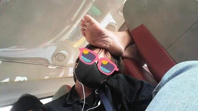 Đang mơ ngủ, chàng trai bật dậy tức điên khi tự dưng có thêm bàn chân trên đầu - 2