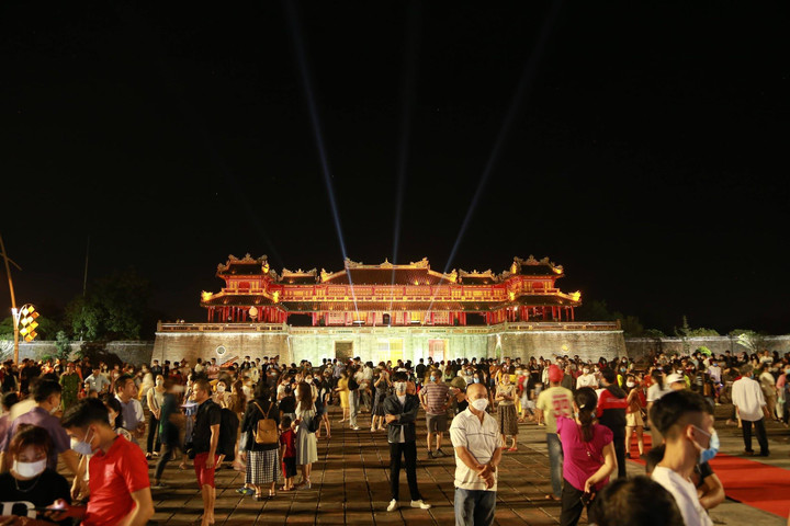 Ảnh: Nghìn người chen nhau ngắm phố đêm Hoàng thành Huế - 10