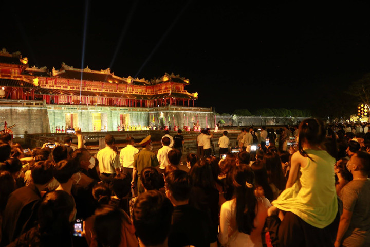 Ảnh: Nghìn người chen nhau ngắm phố đêm Hoàng thành Huế - 11