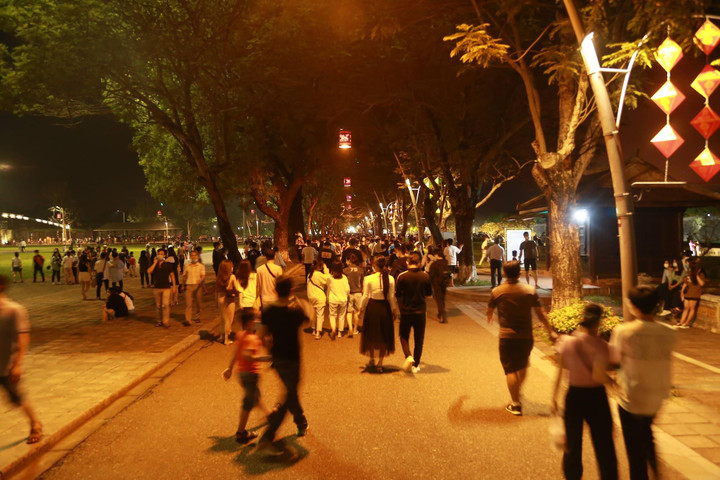 Ảnh: Nghìn người chen nhau ngắm phố đêm Hoàng thành Huế - 9