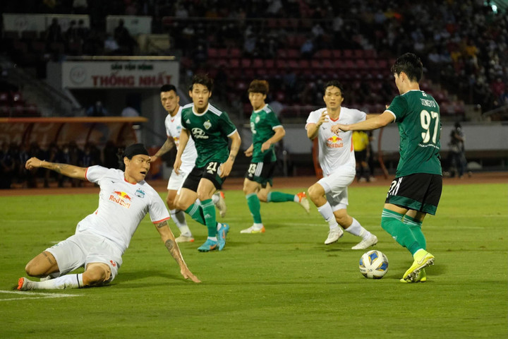 Trực tiếp bóng đá HAGL 0-1 Jeonbuk: Thủng lưới phút cuối - 3