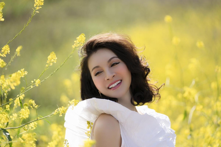 MC Thanh Mai khoe nhan sắc diễm lệ giữa đồi hoa cải vàng - 3