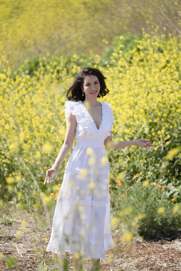 MC Thanh Mai khoe nhan sắc diễm lệ giữa đồi hoa cải vàng - 4