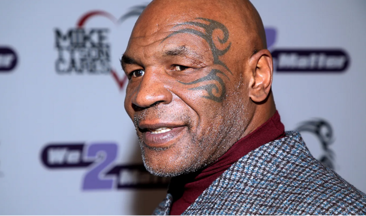 Mike Tyson đấm hành khách trên máy bay - 1