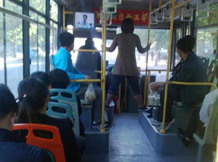 Cười cạn nước mắt với những tình huống oái oăm vô tình gặp phải trên xe buýt - 7