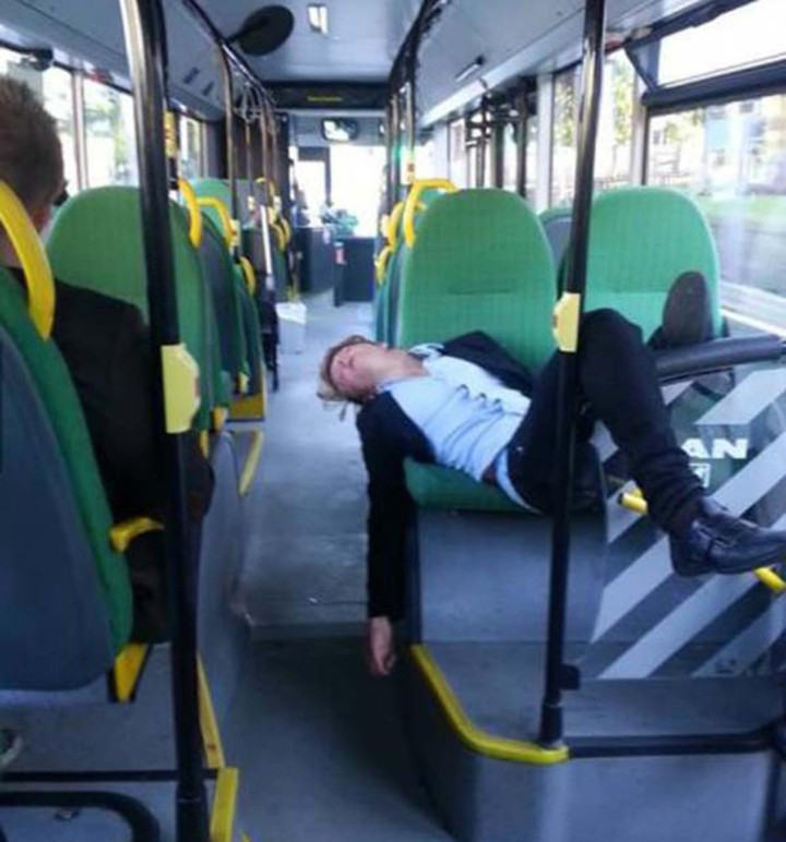 Cười cạn nước mắt với những tình huống oái oăm vô tình gặp phải trên xe buýt - 4