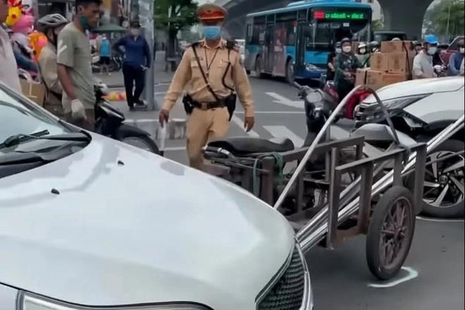 Thanh sắt từ xe máy xuyên thủng đầu ô tô - 1