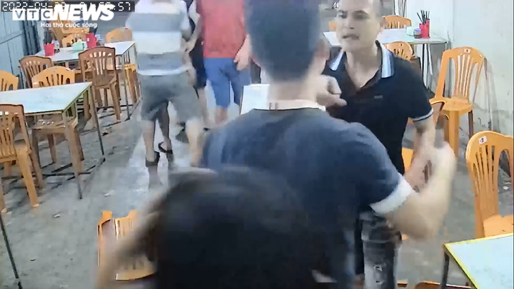 Hà Tĩnh: Triệu tập 3 người đàn ông đánh nữ chủ quán ăn nhập viện - 1