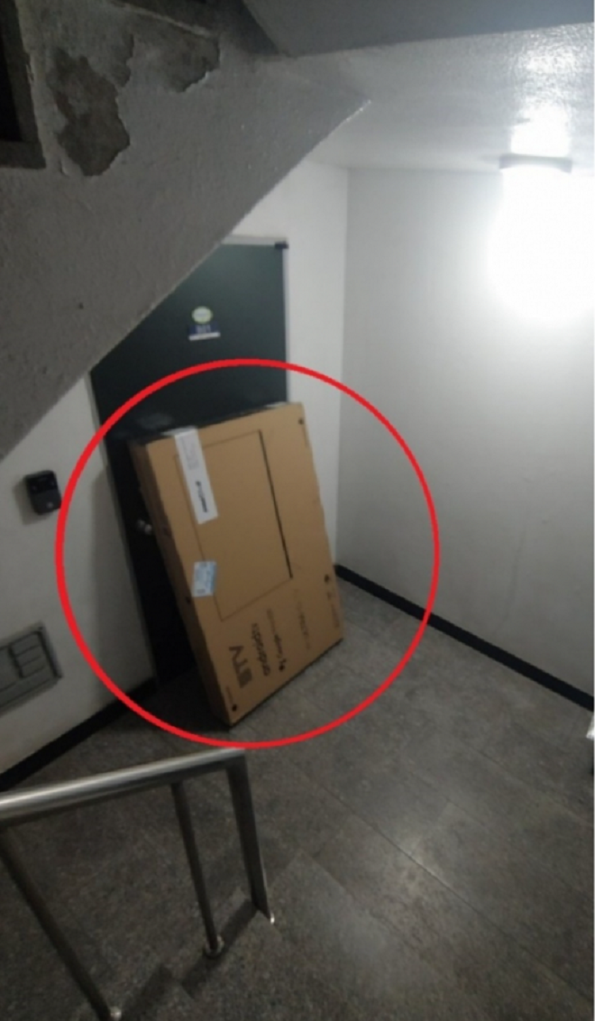 Đặt mua tivi qua mạng, anh chàng bức xúc khi thấy sản phẩm giao đến - 1