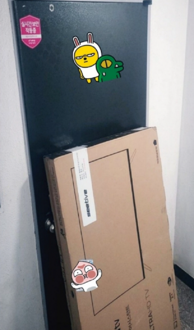 Đặt mua tivi qua mạng, anh chàng bức xúc khi thấy sản phẩm giao đến - 2