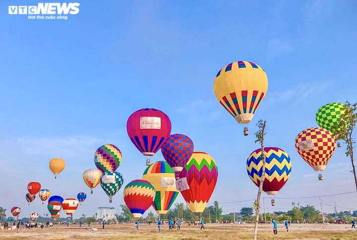 Ảnh: 25 quả khinh khí cầu rực rỡ bay giữa bầu trời Kon Tum - 1