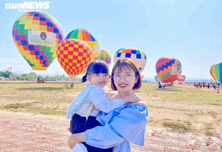 Ảnh: 25 quả khinh khí cầu rực rỡ bay giữa bầu trời Kon Tum - 9