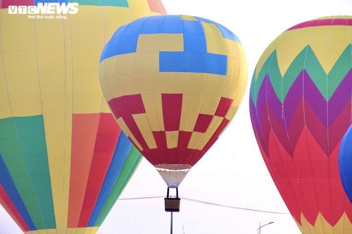 Ảnh: 25 quả khinh khí cầu rực rỡ bay giữa bầu trời Kon Tum - 5