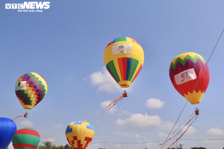 Ảnh: 25 quả khinh khí cầu rực rỡ bay giữa bầu trời Kon Tum - 11