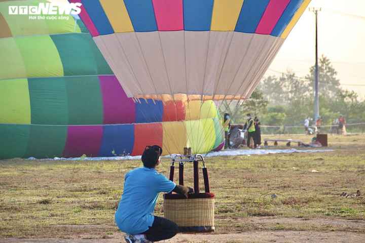 Ảnh: 25 quả khinh khí cầu rực rỡ bay giữa bầu trời Kon Tum - 4