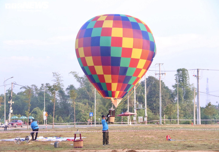 Ảnh: 25 quả khinh khí cầu rực rỡ bay giữa bầu trời Kon Tum - 3