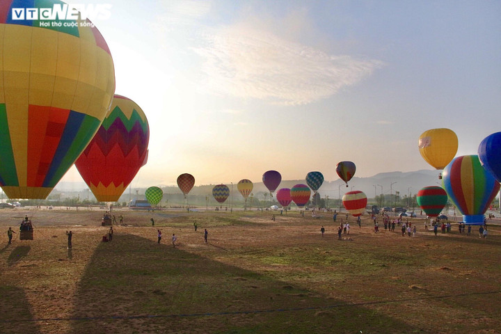 Ảnh: 25 quả khinh khí cầu rực rỡ bay giữa bầu trời Kon Tum - 12