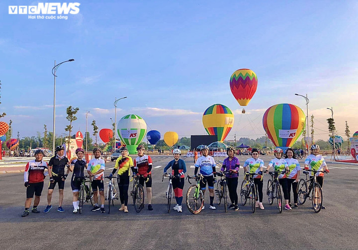 Ảnh: 25 quả khinh khí cầu rực rỡ bay giữa bầu trời Kon Tum - 8