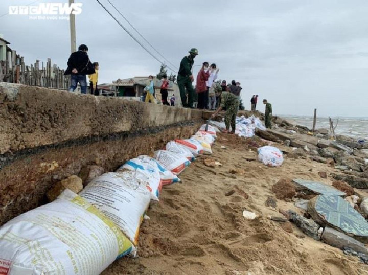 Sóng 'xé toạc' bờ biển, nhà dân nguy cơ bị cuốn trôi: 'Rót' 85 tỷ đồng xây bờ kè - 1