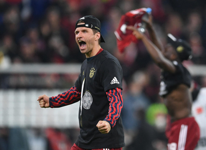 Bayern lập kỷ lục với chức vô địch Bundesliga thứ 10 liên tiếp - 10