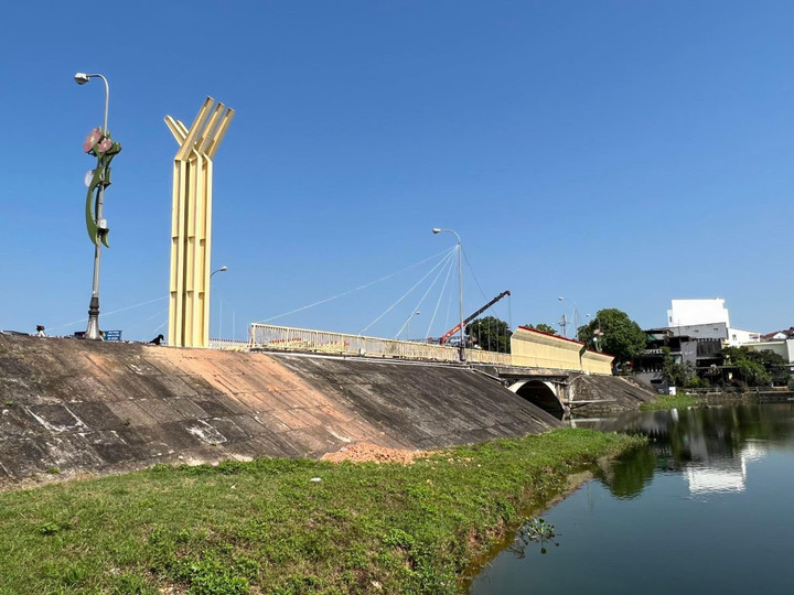 Trang trí cầu giống 'hàng rào nhà tù' ở Quảng Trị: Chủ đầu tư buộc phải tháo dỡ - 3