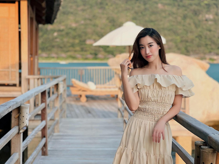 Jennifer Phạm mặc đầm xuyên thấu nóng bỏng, Đỗ Mỹ Linh diện váy trễ vai quyến rũ - 1