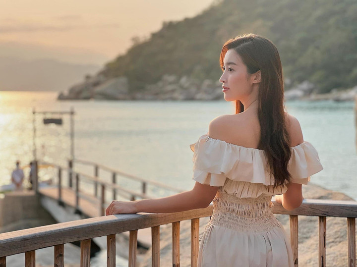 Jennifer Phạm mặc đầm xuyên thấu nóng bỏng, Đỗ Mỹ Linh diện váy trễ vai quyến rũ - 2