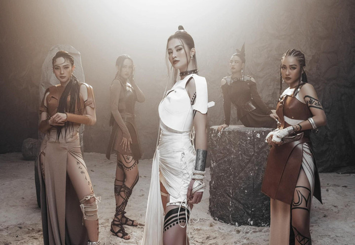 Jennifer Phạm mặc đầm xuyên thấu nóng bỏng, Đỗ Mỹ Linh diện váy trễ vai quyến rũ - 12