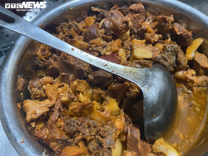 Quán phở kỳ lạ ở Hà Nội: Chỉ đông khách lúc nửa đêm, bán vài trăm bát một ngày - 6