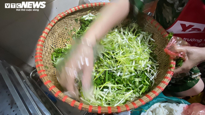 Quán phở kỳ lạ ở Hà Nội: Chỉ đông khách lúc nửa đêm, bán vài trăm bát một ngày - 8