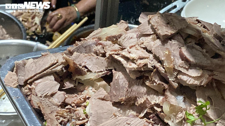 Quán phở kỳ lạ ở Hà Nội: Chỉ đông khách lúc nửa đêm, bán vài trăm bát một ngày - 5