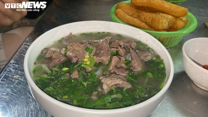 Quán phở kỳ lạ ở Hà Nội: Chỉ đông khách lúc nửa đêm, bán vài trăm bát một ngày - 9