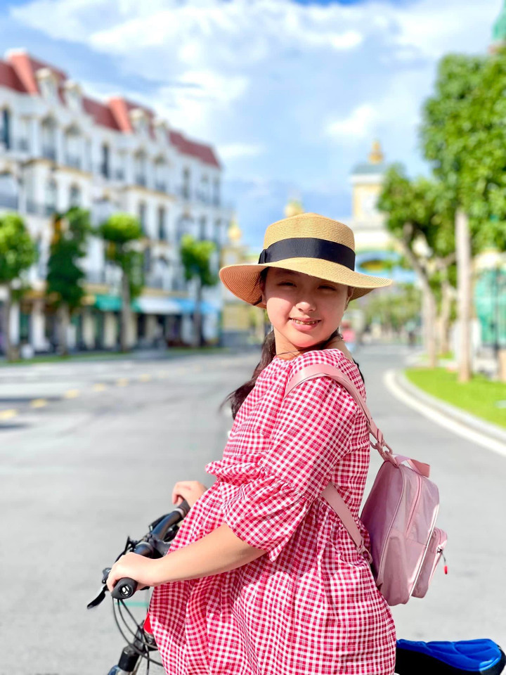 Con gái Thuý Hạnh 'trổ mã' thế nào sau 7 năm tham gia 'Bố ơi mình đi đâu thế'? - 8